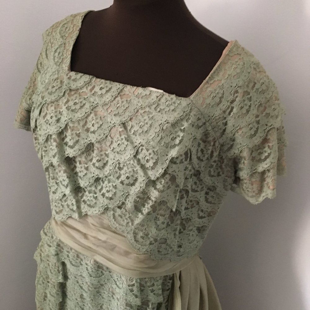 VINTAGE LARGE GREEN LACE AND SASH DRESS - Picture 6 of 6